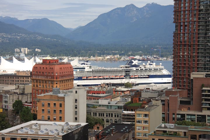 Gorgeous Views! Parking high floor. Licensed AC