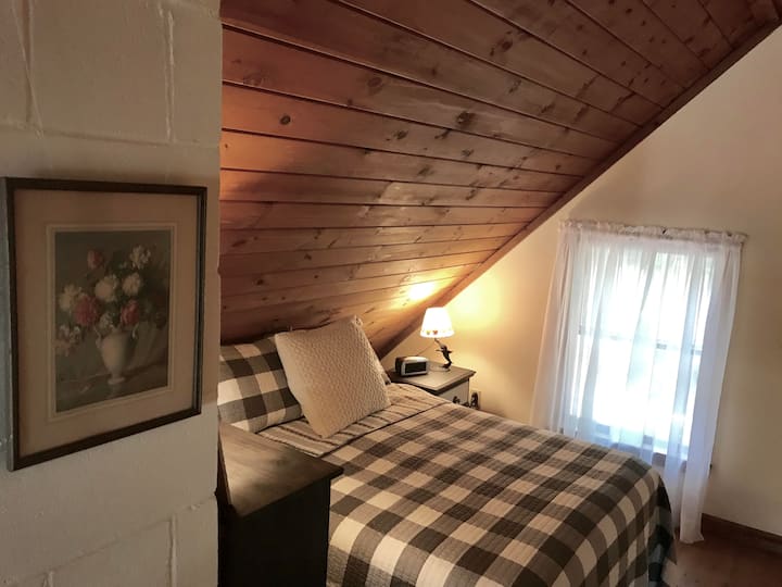 Dhomë gjumi e rehatshme me krevat të plotë