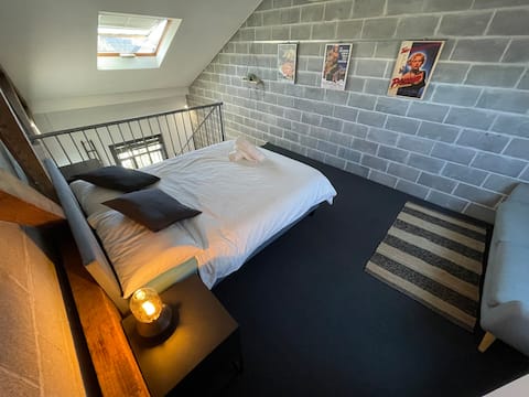 New York Style Three-story Loft near CBD