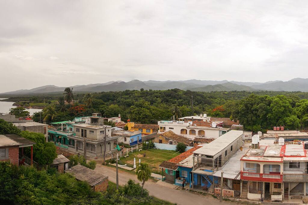 hermosas vistas de montañas y playa
