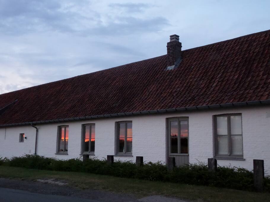 De ondergaande zon in de ramen.