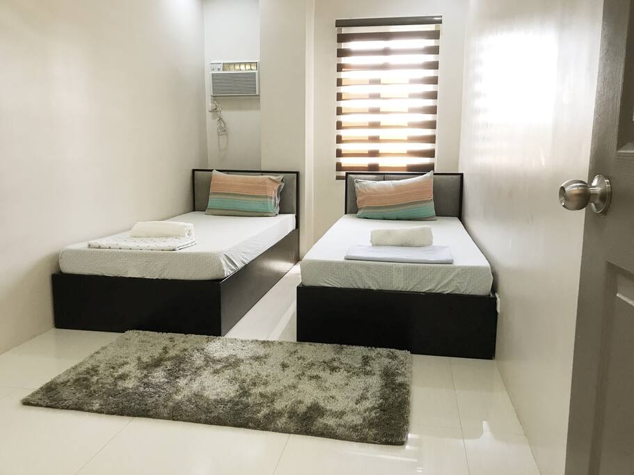 Bedroom with 2 single beds
