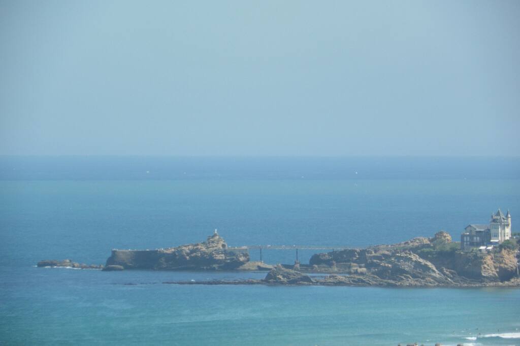 Depuis l'appartement très belle vue sur le Rocher de la Vierge à Biarritz
