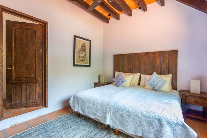 Ბაღის ხედი. ზედა სართული. Ოთახში შესაძლებელია 2 ერთადგილიანი ან 2 ერთადგილიანი. 