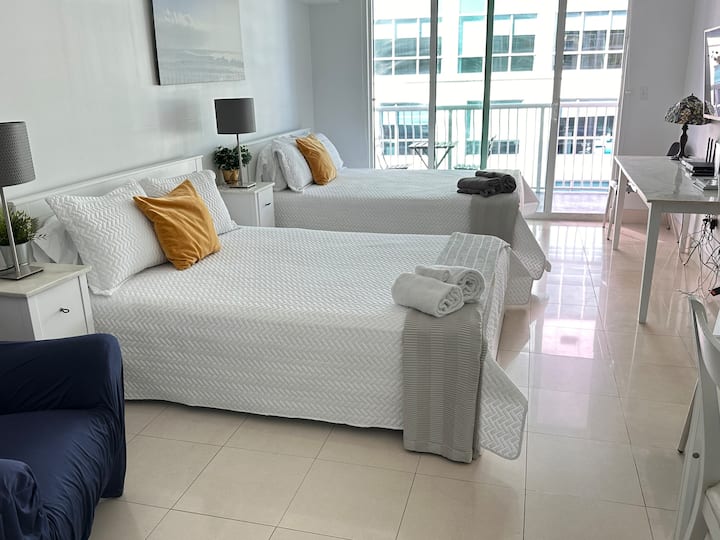 High-floor Brickell Studio, Free Parking, Pool - Miami