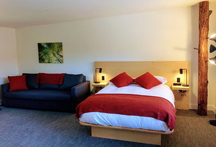 Maple Room at the Heliotrope Hotel