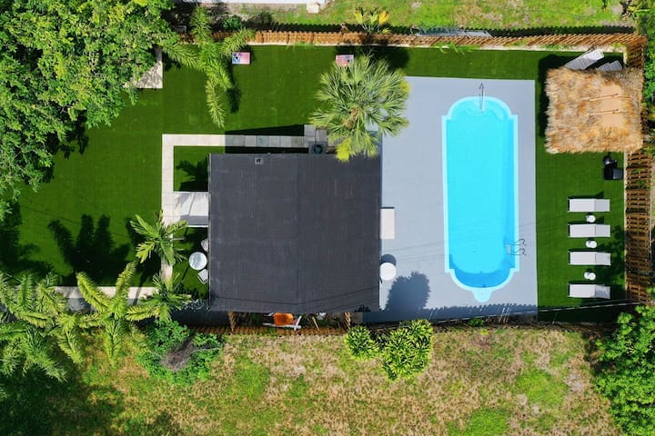 Hollywood Sunshine Resort – 2 House’s and Hot Tub gallery image 3