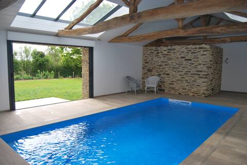 Large cottage with private indoor pool