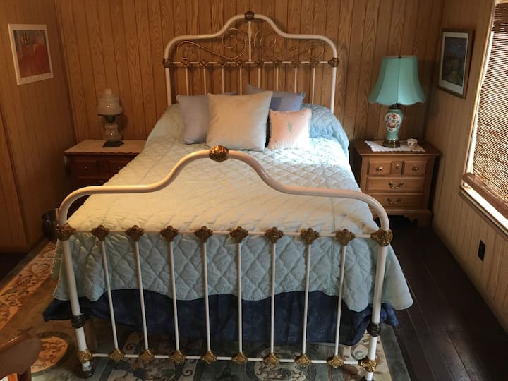 Krevat hekuri antik, dyshek i pastër dhe i rehatshëm me madhësi të plotë.