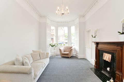Popular Airbnb listing: Super stylish central apartment in vibrant area. in Morningside