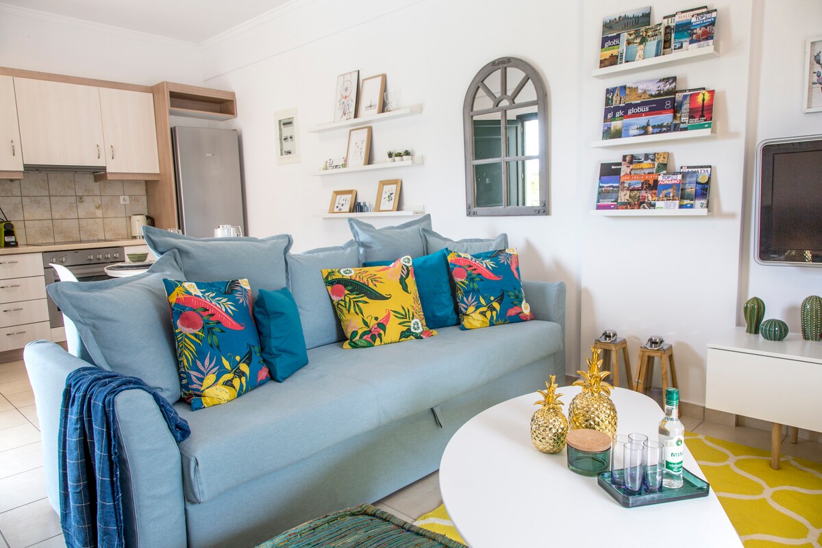 De woonkamer is stijlvol ingericht in exotische turquoise en gele gouden tinten.