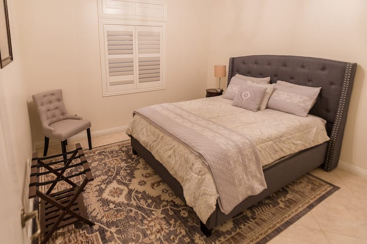 Queensize-Schlafzimmer #2
Kleiderschrank und Kofferregal in jedem Schlafzimmer
Kissen haben Reißverschlussbezüge