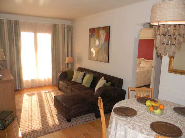 Estartit 2 bed apartment with communal pool