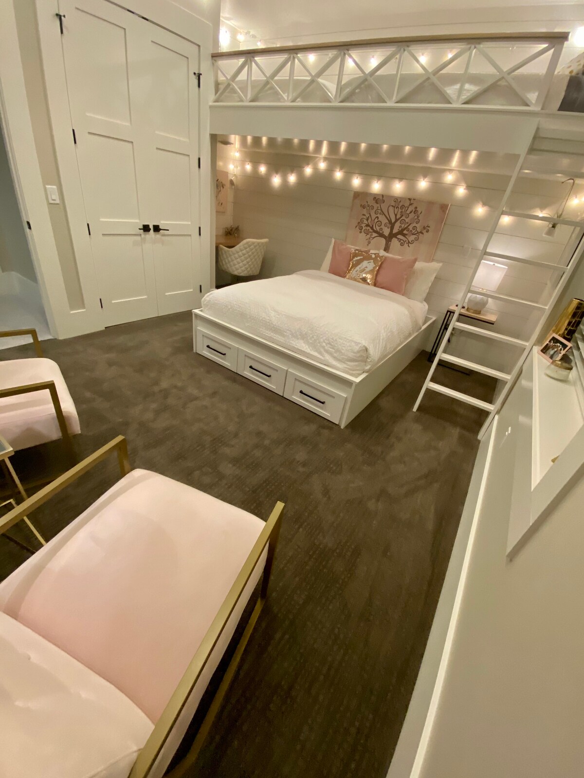 1-ლი ორსართულიანი საძინებელი ქვედა დონეზე 1 დედოფალთან და 2 ტყუპთან ერთად. 