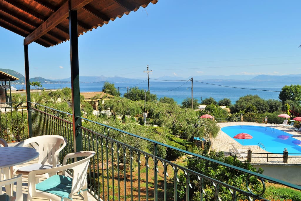 Beispiel
Blick vom Balkon auf Pool und Garten