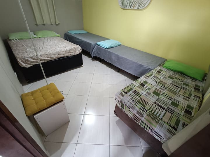 غرفة نوم ( 1 ) الطابق العلوي مع 1 سرير مزدوج و 3 أسرّة مفردة