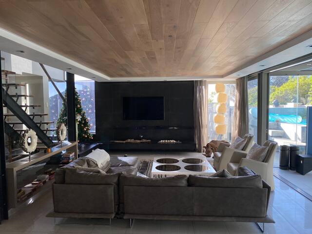 Chic villa for 8 quiet yet at heart of Camps Bay gallery image 3