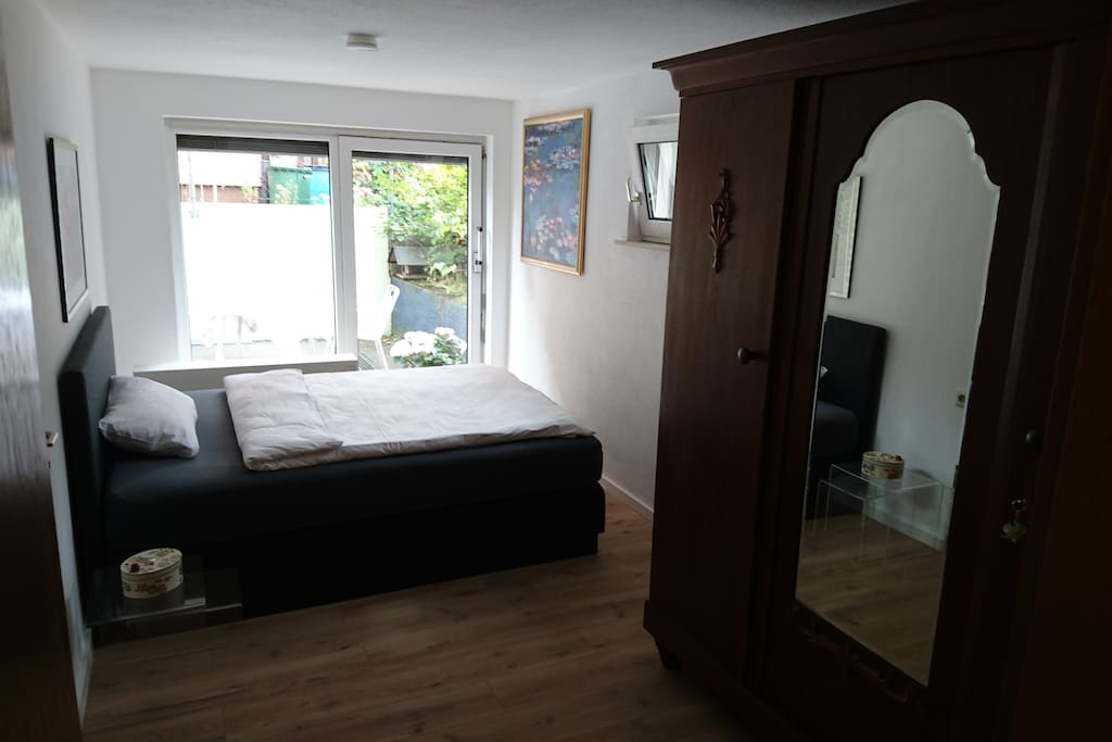 Schlafzimmer mit Zugang zur Terasse