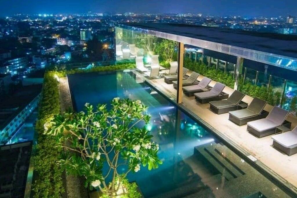 Infinity pool with wonderful view in downtown (@ Night time)