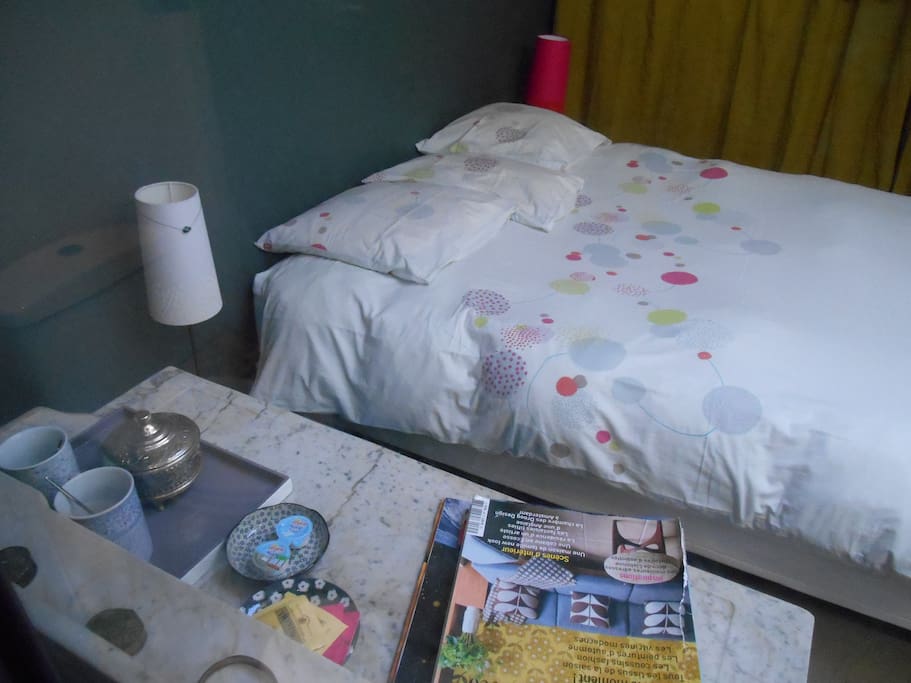 Quelques magasines, bouilloire, thé, tisane...de quoi passer un moment tranquille dans la chambre