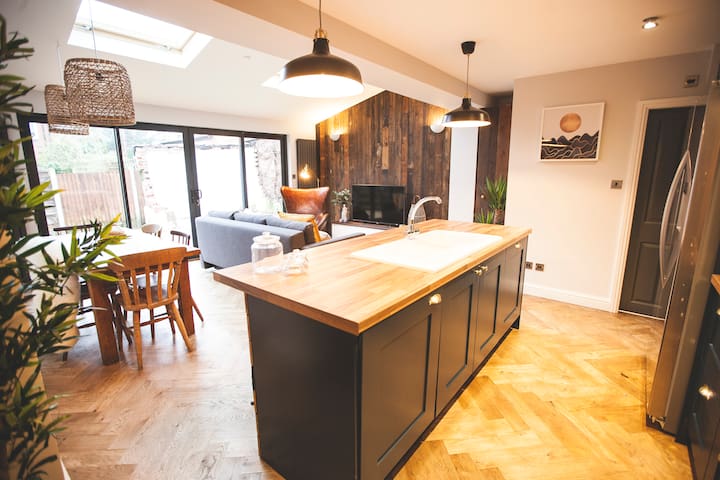 Amazing open plan home close to city centre