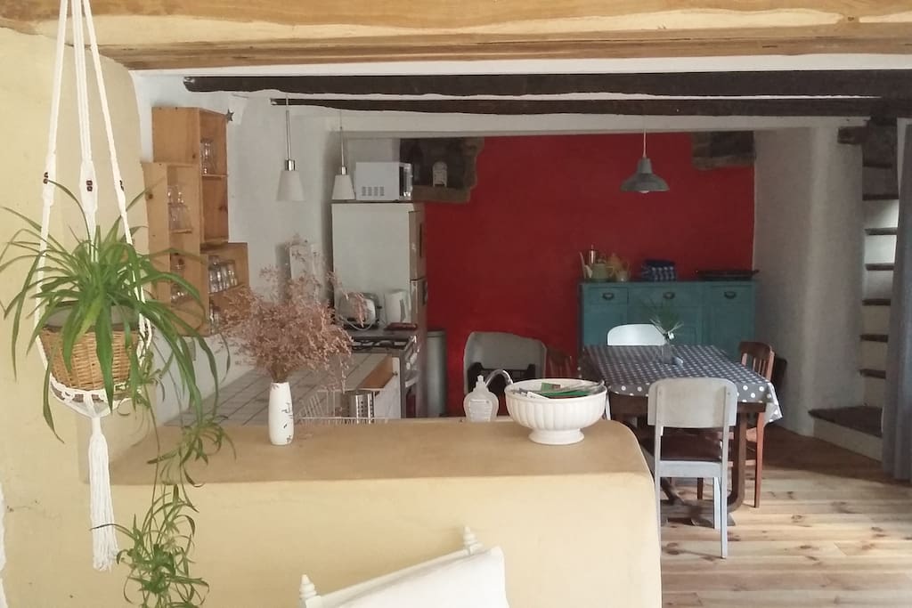 la cuisine vue du salon (entrée à droite de la photo,escalier qui monte aux chambres