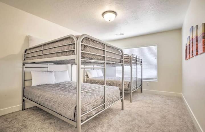 我们宽敞的第三间卧室配有四张全尺寸床，非常适合儿童入住
