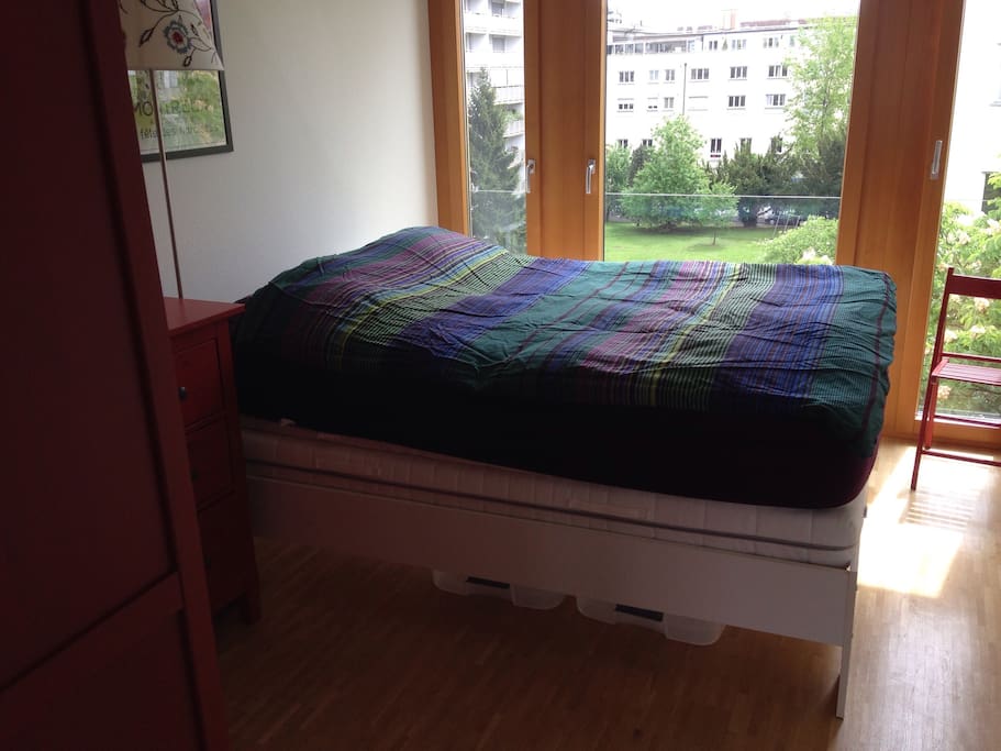 Private bedroom includes full size bed (140x200cm), closet, dresser, and a night stand. The guest can choose between a hard and soft matress. The room has floor to ceiling wimdows with outside electric shades which provide full darkness at night and keep it quiet.