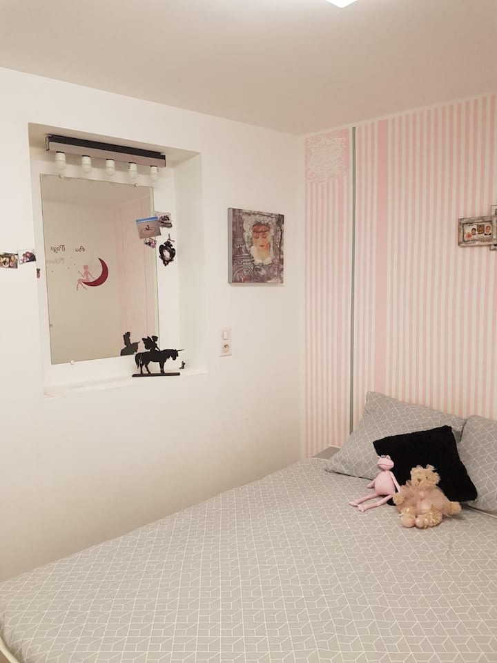 Спалня 3. Легло на 140 см. Офис зона. Сладък декор и нежност . 