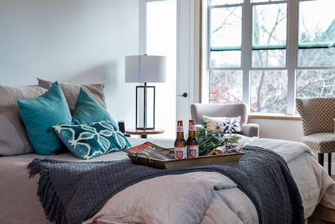 Popular Airbnb listing: Tree house Bungalow in North Loop