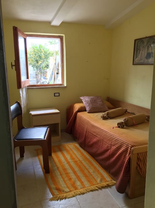 Cameretta con letto singolo
