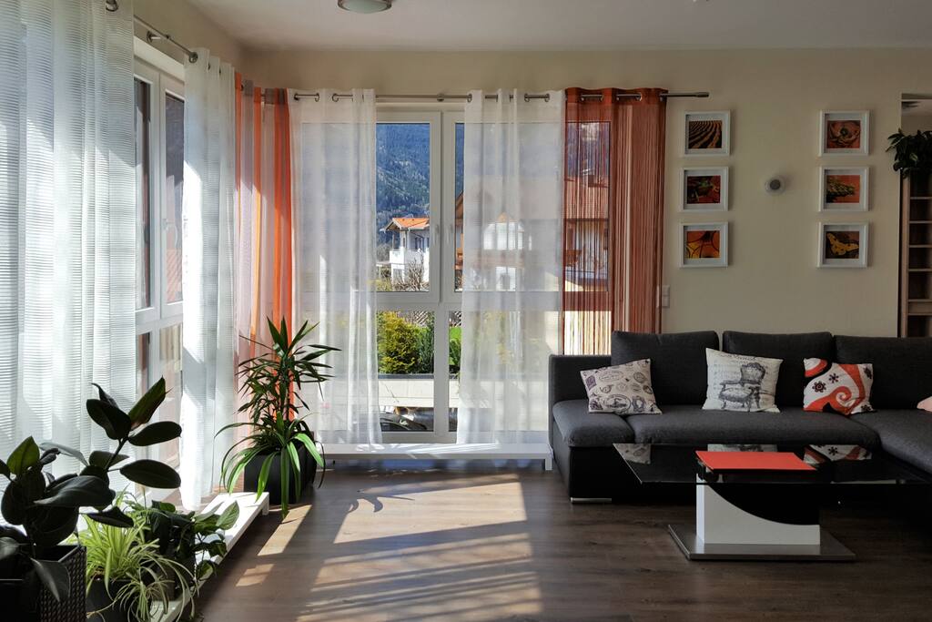 Wohnzimmer mit Fensterfront nach West