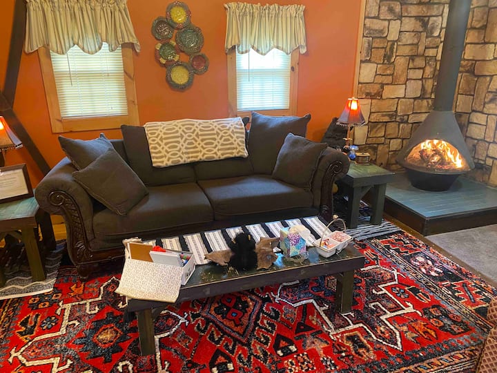 Original Cozy Cabin/ Relaxation awaits! Cabins for Rent in Greentown