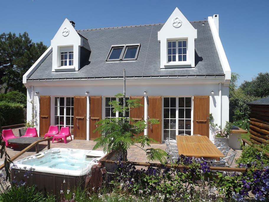 Façade arrière, la terrasse et le spa