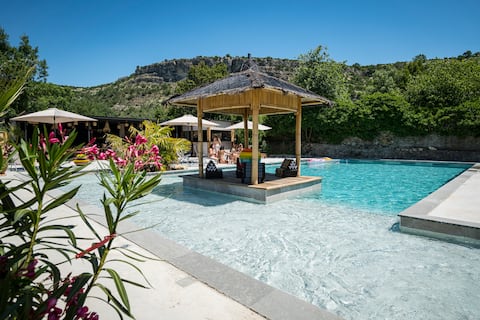 Lovely little villa with pool banksy