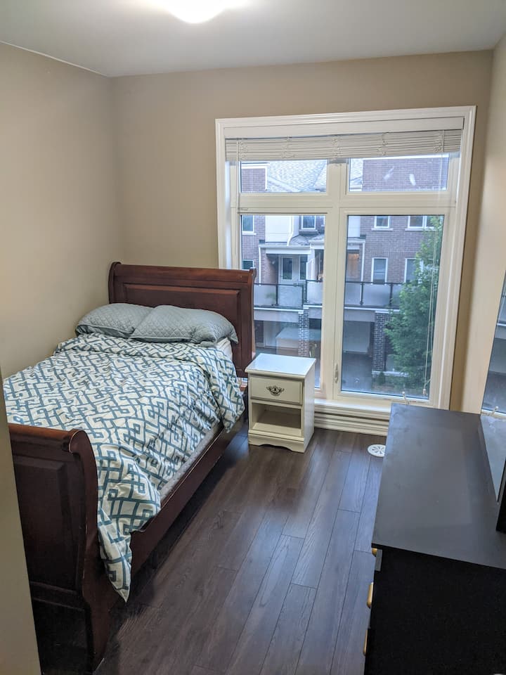 Dormitorio # 2 : colchón individual de alta calidad y sábanas
