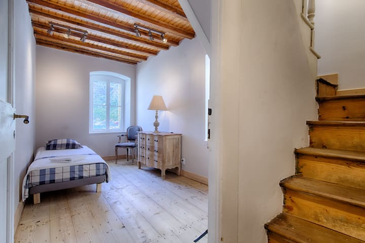 Slaapkamer met een eenpersoonsbed op de 1e verdieping