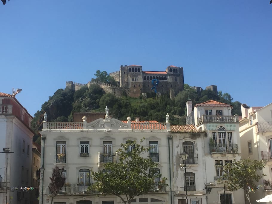 Praça Rodrigues Lobo e Castelo de Leiria