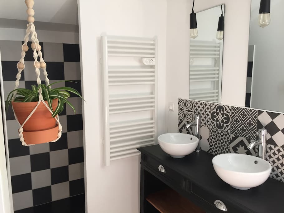 Salle d'eau avec douche italienne