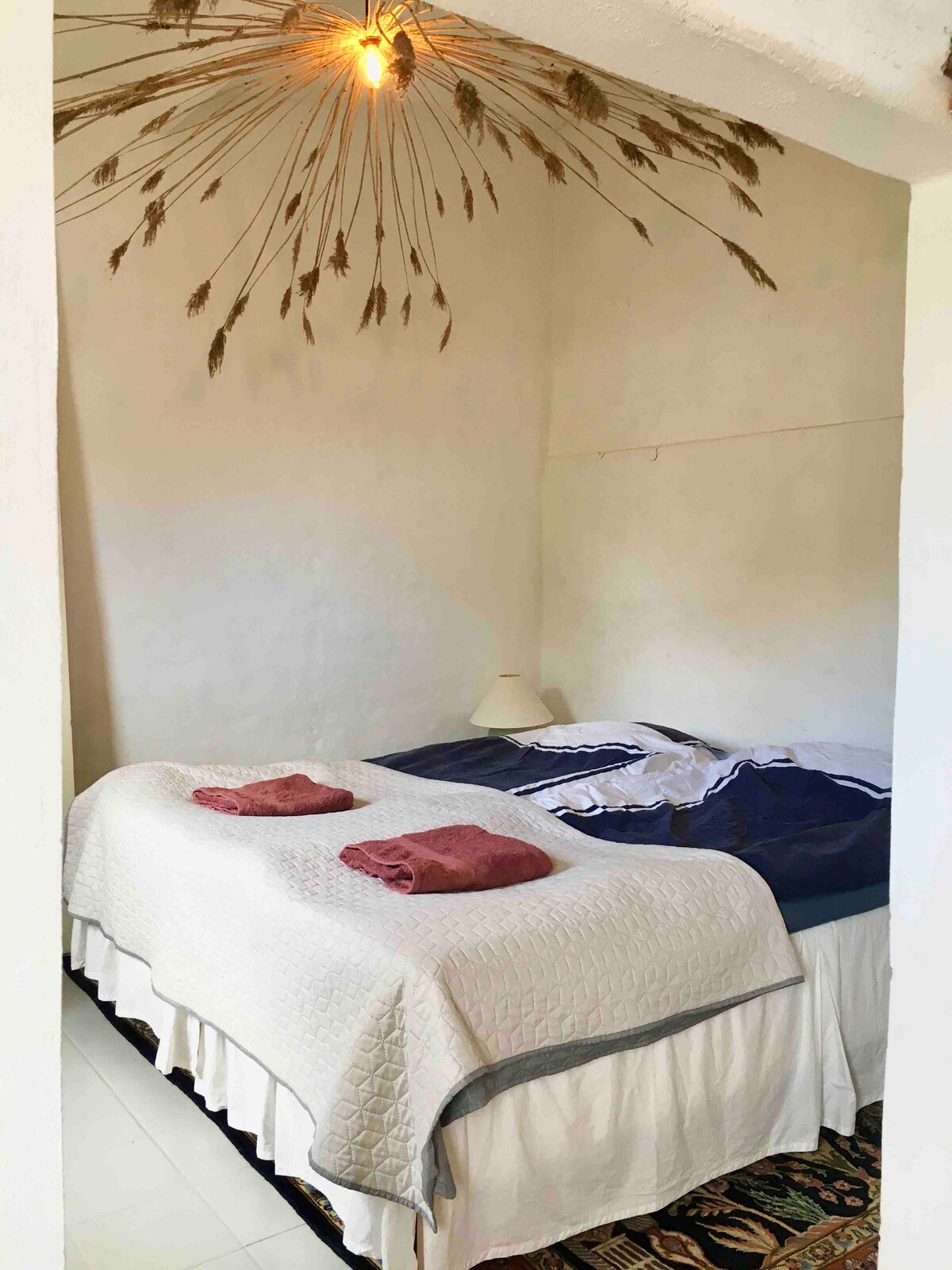 เตียงกว้าง 180 ซม. สามารถใช้เตียงร่วมกับเตียงขนาด 90 ซม. 2 เตียงได้หากคุณต้องการ 