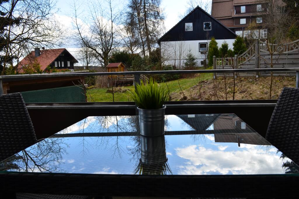 Balkon mit neuen Balkonmöbeln und Tisch