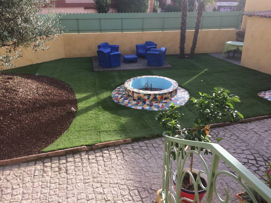 La fontaine faite de mosaïque et le salon d'été