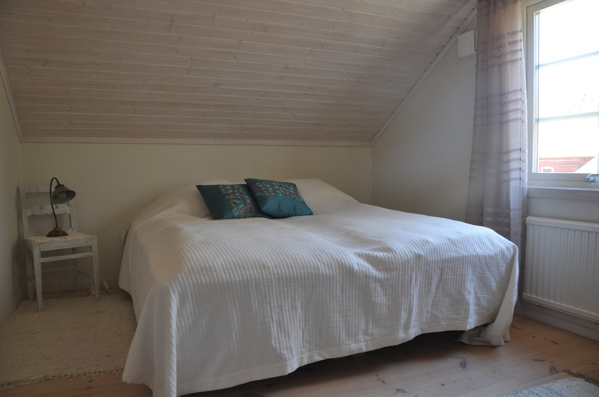 Спална соба со брачен кревет (широк 150-179