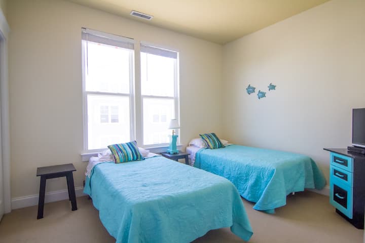 მე-3 საძინებელი (მე-2 სართული, მე-3 სართული): 2 ერთადგილიანი საწოლი, საკაბელო და ჭკვიანი ტელევიზორი, კარადა. Აქვს ოკეანის ხედი (ორი კვარტლის დაშორებით).  