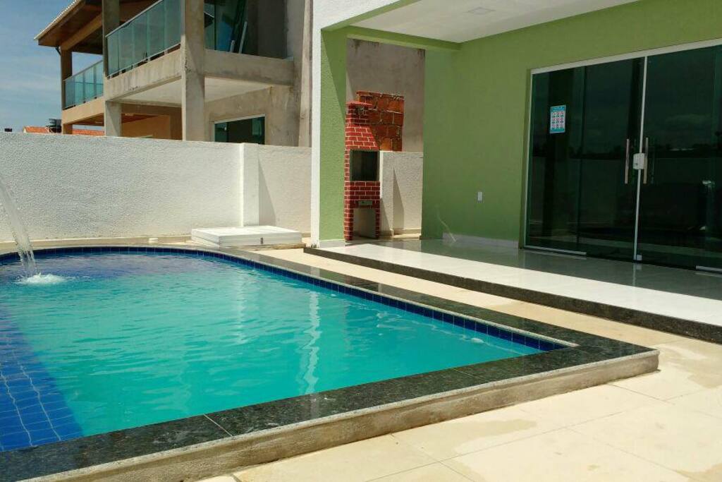 PISCINA COM FONTE E CHURASQUEIRA