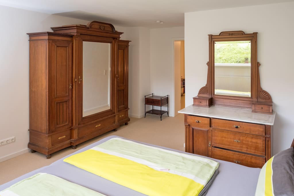 Schrank und Kommode im Schlafzimmer