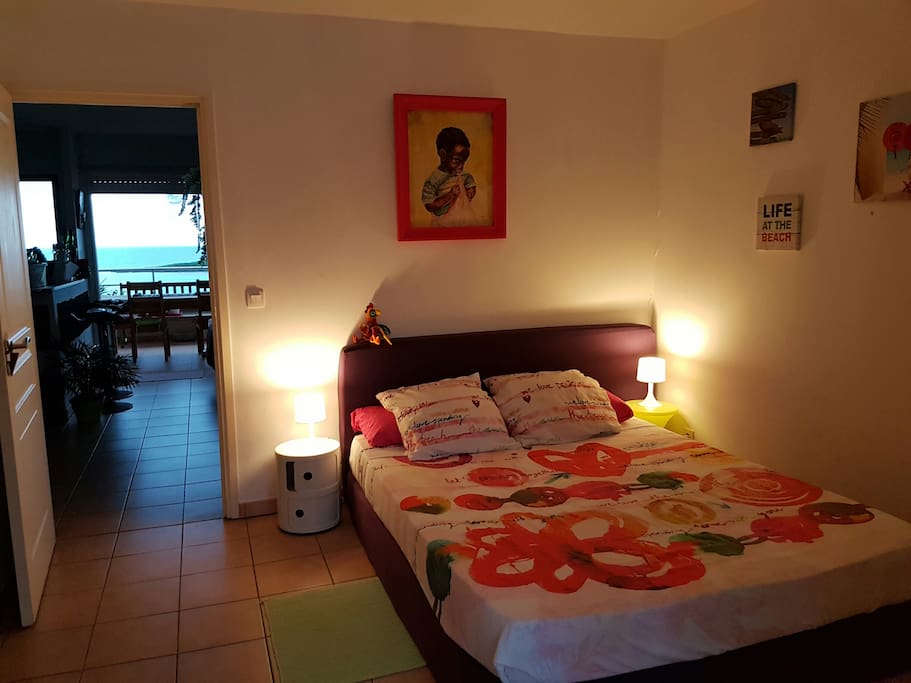 Votre chambre et la mer en arrière plan
