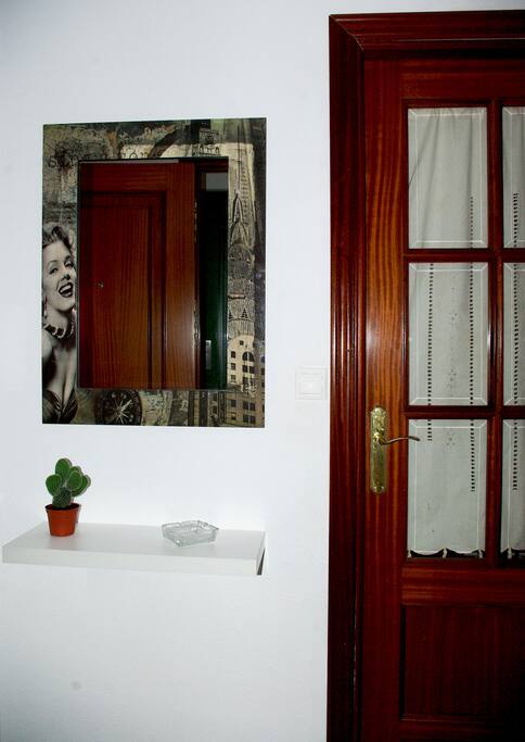 Pequeño recibidor a la entrada al apartamento, con estancias independientes.