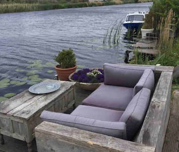 Riverview apartment, private entrance, Wifi/ bikes