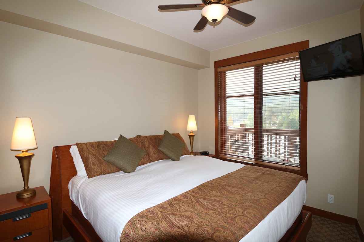 Chumba cha kulala cha kiwango cha juu kilicho na kitanda aina ya king.